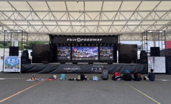 富士スピードウェイ NAPAC 富士24時間レース 10t（大型）ステージトラックType-L イベント広場の特設ステージ全景