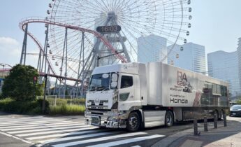 ホンダF1AMR26キャラバン 横浜みなとみらいを走行するスケルトントレーラー（全長約17m）