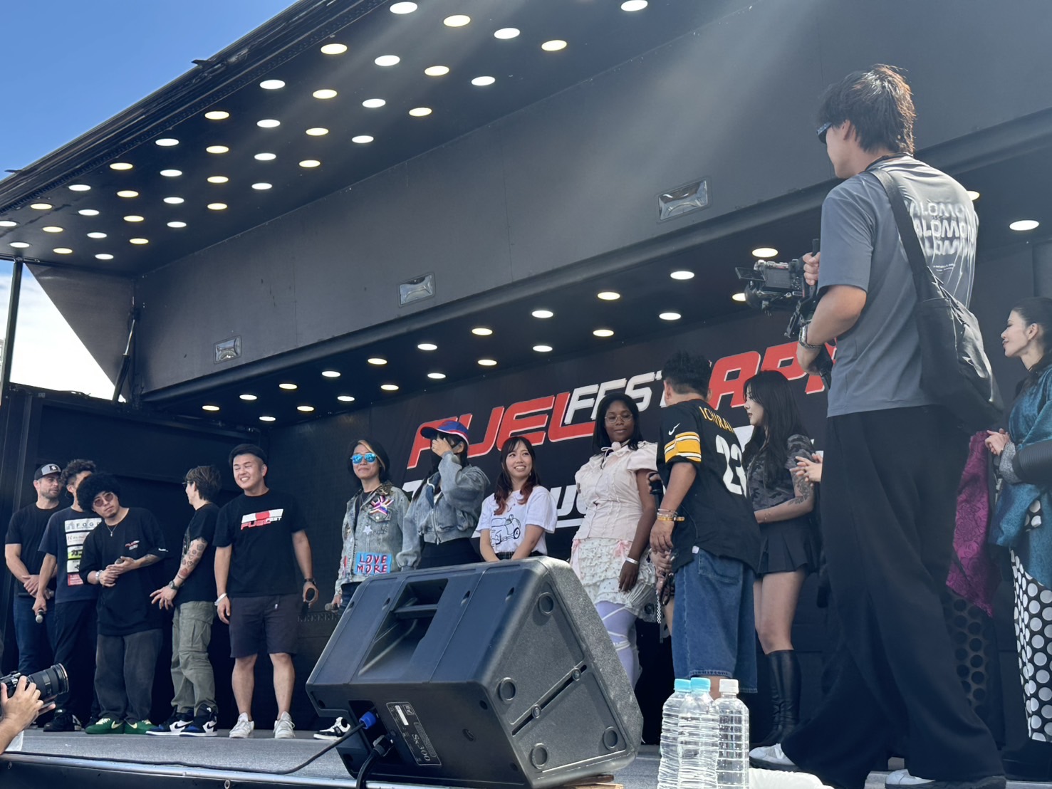 FUELFEST JAPAN 2026 10t(大型)ステージトラックType-Lのステージに並ぶ出演者