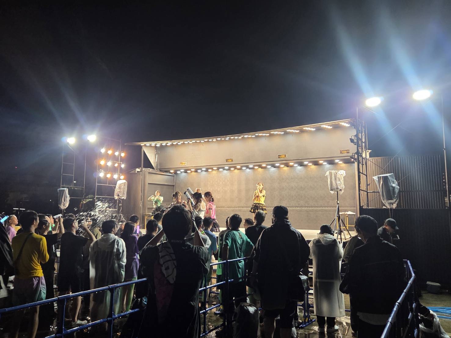 IDOL Treasure bottle LIVE 夜の10t(大型)ステージトラックType-Sでのアイドルライブ
